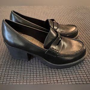 Soda dress shoes